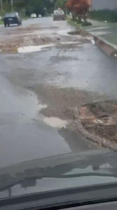Motoristas enfrentam buracos cheios de água em várias vias; Prefeitura afirma que serviços paliativos já foram realizados e nova intervenção está prevista (Foto/Divulgação)