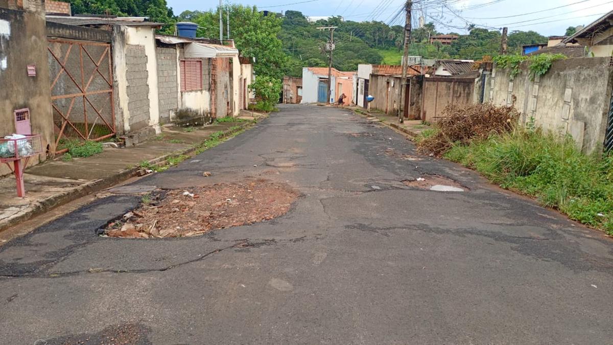 Buracos reaparecem na avenida Alfredo Faria, no bairro Tutunas, após as chuvas, mesmo depois de recapeamento feito pelo programa Asfalto Novo (Foto/Divulgação)