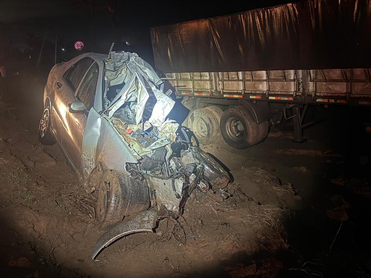 Os dois ocupantes do Siena morreram no local do acidente. As identidades das vítimas não foram divulgadas até o momento (Foto/Divulgação)