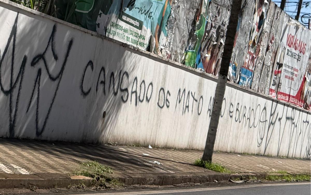Mais do que um protesto isolado, a pichação parece traduzir um sentimento que se espalha pela cidade diante da repetição de problemas nas vias, calçadas e áreas públicas (Foto/Divulgação)