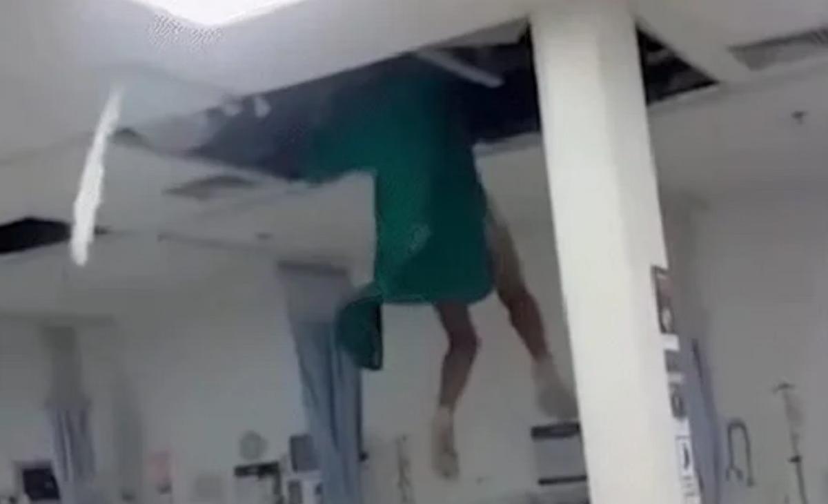 Homem em surto pediu para ir ao banheiro, acessou a tubulação e despencou ao lado de uma paciente acamada (Foto/Reprodução/Redes Sociais)