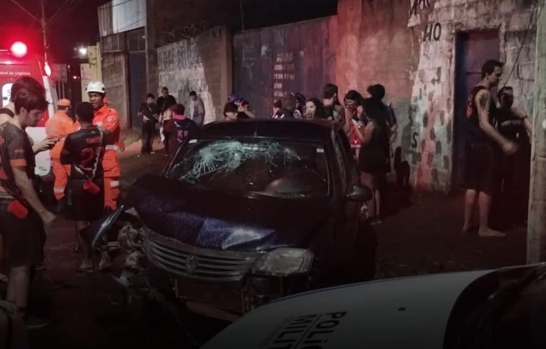 Veículo Renault Logan ficou com a parte frontal bastante danificada após colidir contra um poste de iluminação pública na avenida Saturnino Leite Barbosa (Foto/Divulgação)