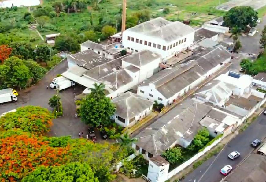 Frigorífico Boi Bravo, em Uberaba, foi interditado pela Secretaria Municipal de Meio Ambiente; empresa registrou boletim de ocorrência e pretende contestar a medida na Justiça. (Foto/Reprodução)