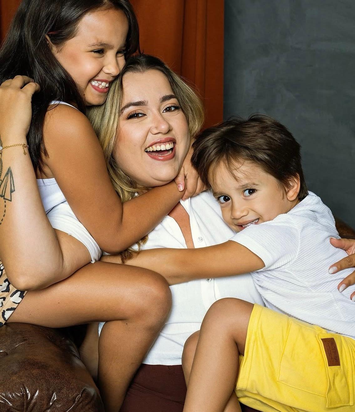 Domingo é dia de celebrar a talentosa maquiadora Kálida Oliveira, que sopra velinhas no dia 15/03! Na foto, com seus amores Henri e Valentina. (Foto/Divulgação)