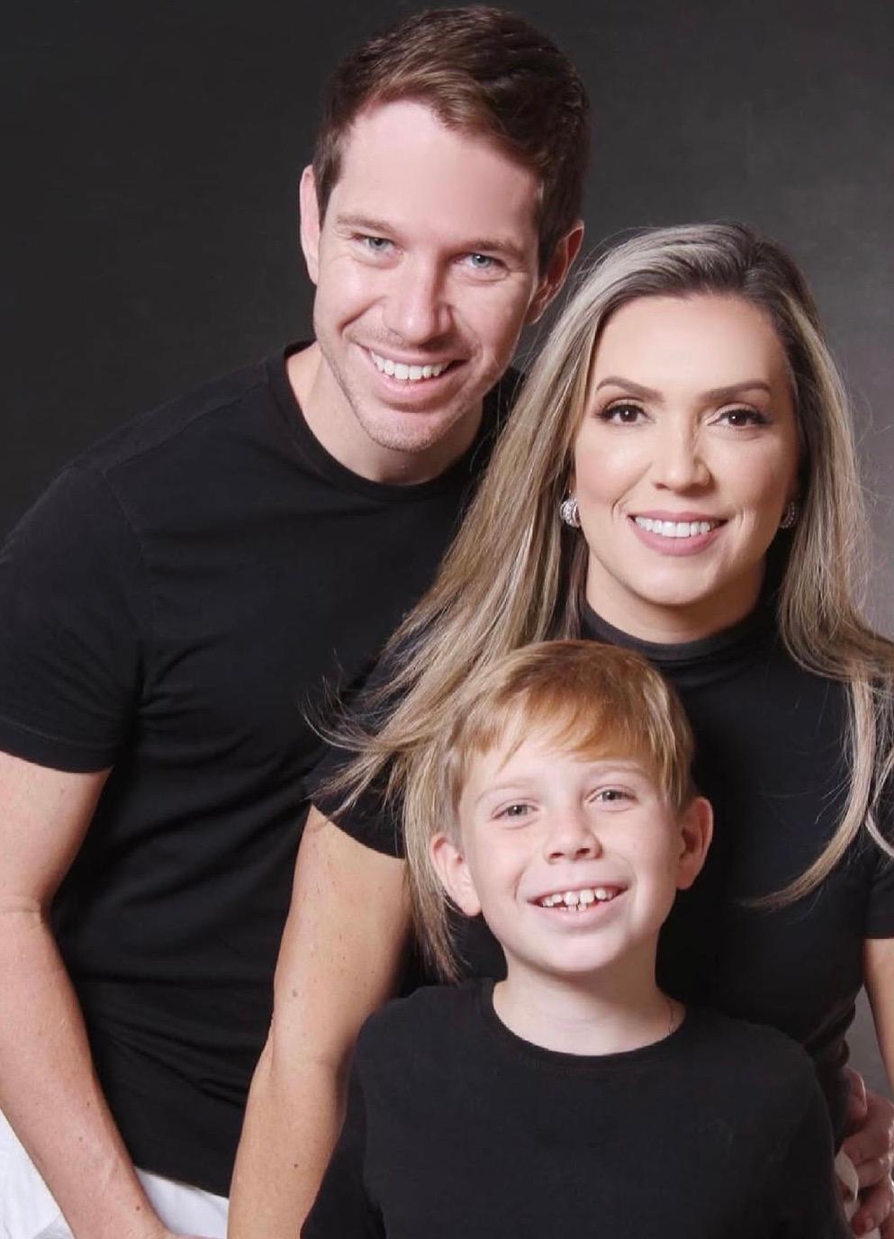 Letícia Detoni e Matheus Zunzarren celebram 15 anos de casamento. No clique, com o filho Gabriel. Foto linda de Ramon Magela. (Foto/Divulgação)