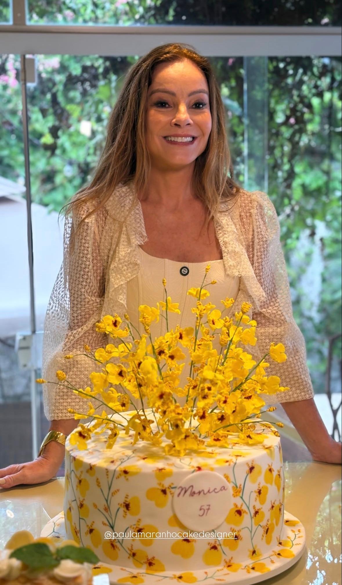 Elegante como sempre, Mônica Hial celebrou seus 57 anos em grande estilo no dia 09/03. (Foto/Divulgação)