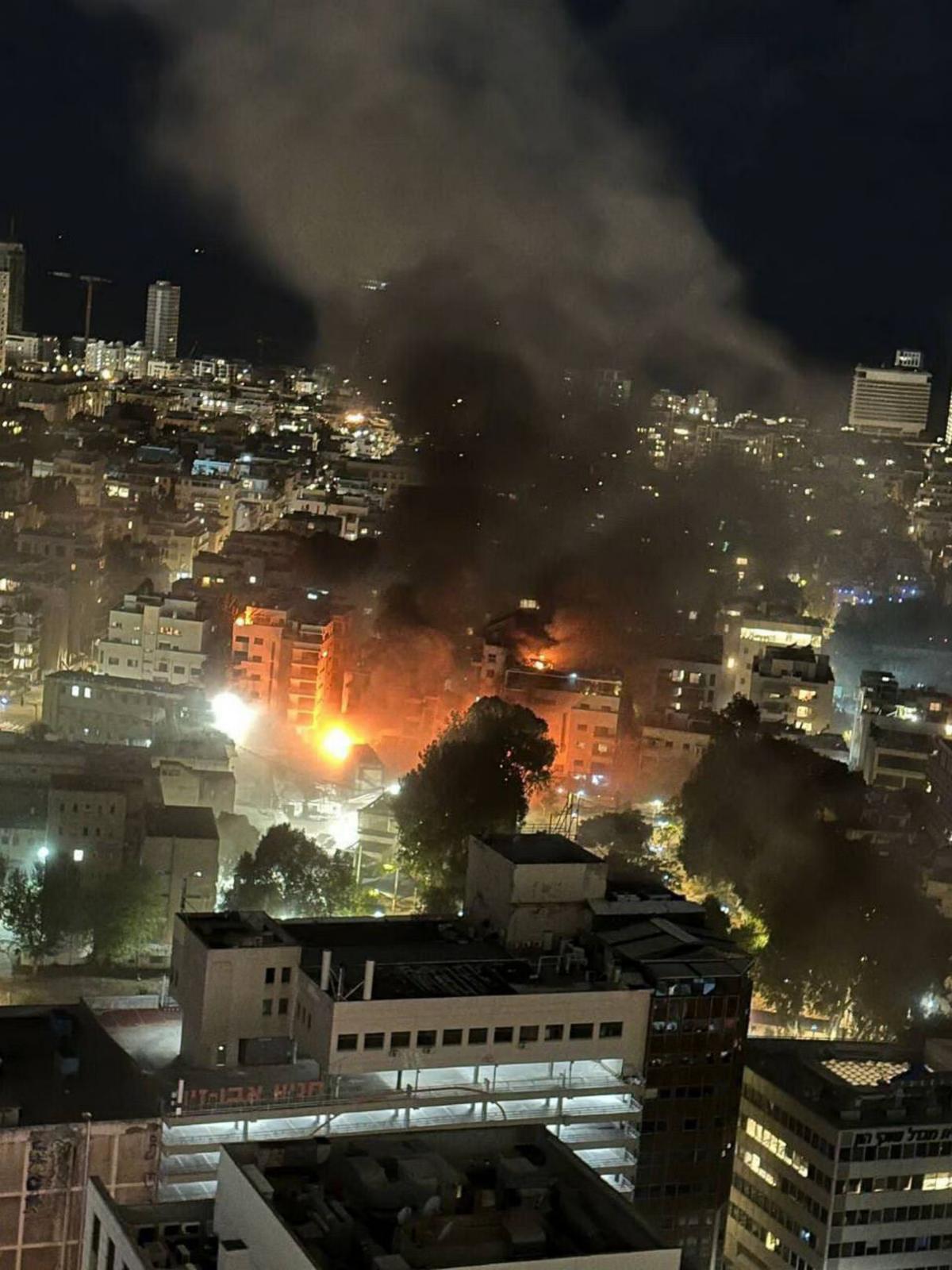 Foto mostra fogo em Tel Aviv após um dos primeiros ataques do Irã a Israel no mês passado. (Foto/Reprodução/BlueSky)
