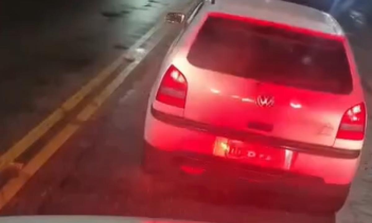 Motorista faz zigue-zague e bloqueia ambulância durante socorro a idosa de 91 anos em MG. (Foto/Reprodução)