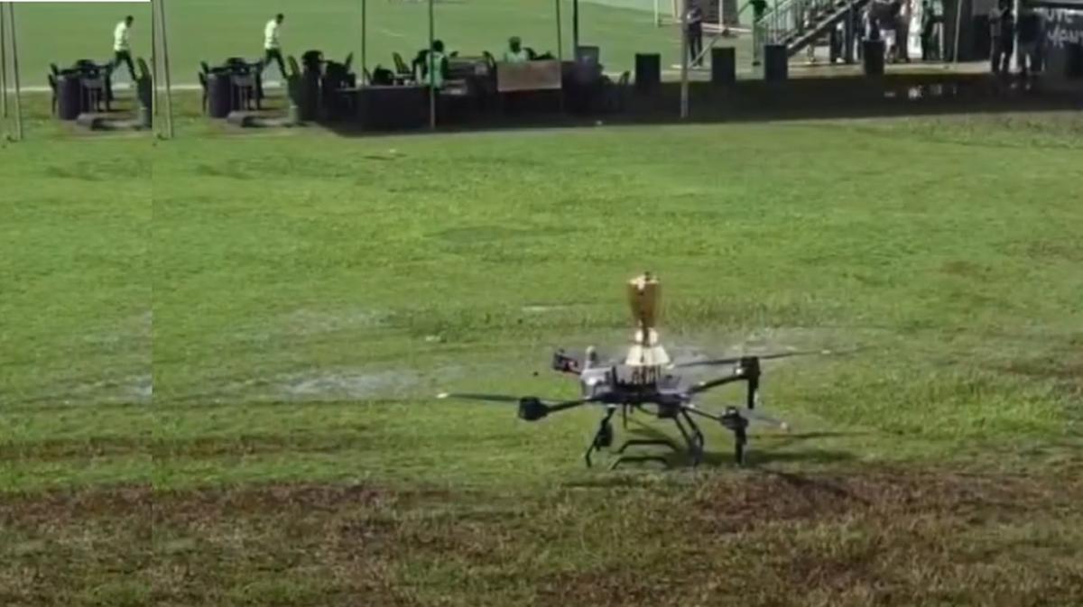 Equipamento que levaria a taça ao gramado perde estabilidade e provoca incidente antes da decisão (Reprodução/TV Anhanguera)