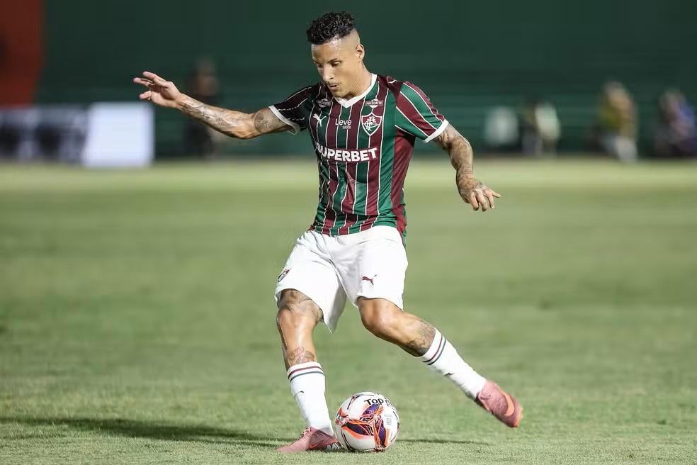 Guilherme Arana aproveitou sobra na área e acertou o ângulo, garantindo a vitória do time carioca (Foto/Lucas Merçon/Fluminense F.C.)