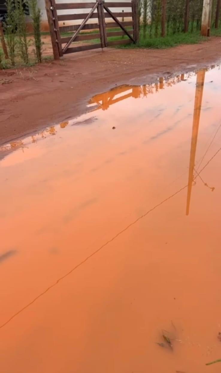 Moradores das Chácaras Bouganville enfrentam ruas de terra e lama durante o período chuvoso, o que dificulta o trânsito e até o acesso de veículos de emergência no bairro (Foto/Divulgação)