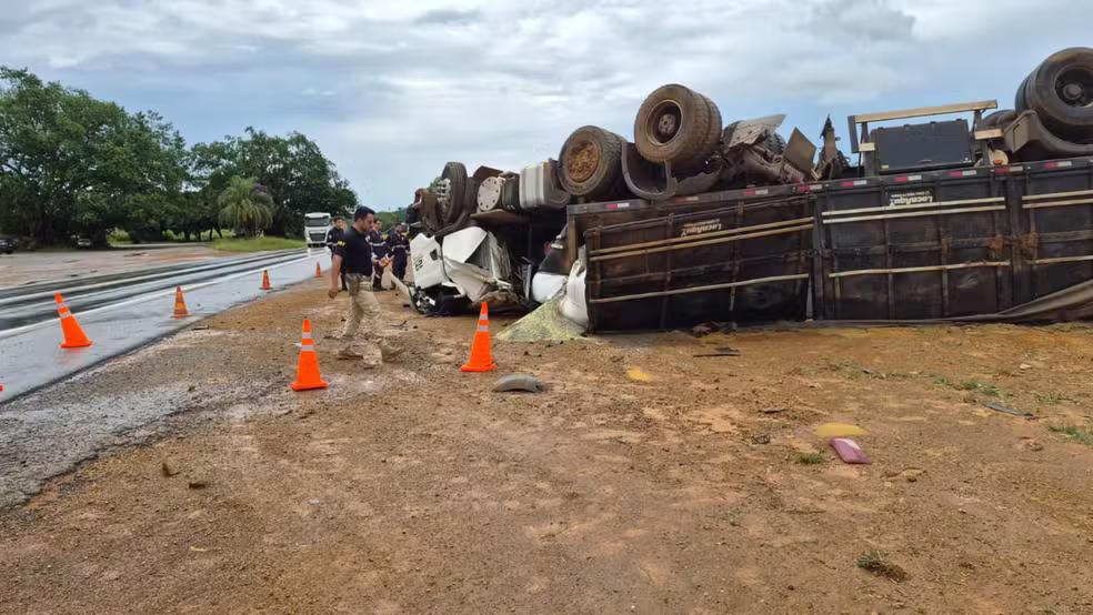 Motorista morre preso às ferragens após carreta capotar na BR-365 (Foto/Corpo de Bombeiros/Divulgação)