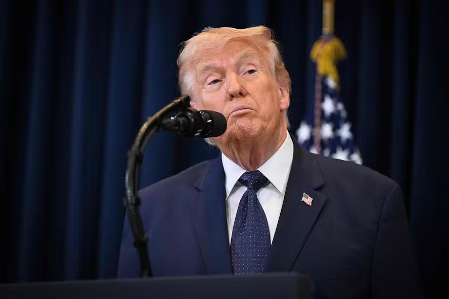 O presidente dos EUA aumenta a tensão internacional ao afirmar que pode “tomar” o país, enquanto negociações bilaterais ocorrem em meio à grave crise econômica (Foto/Divulgação)