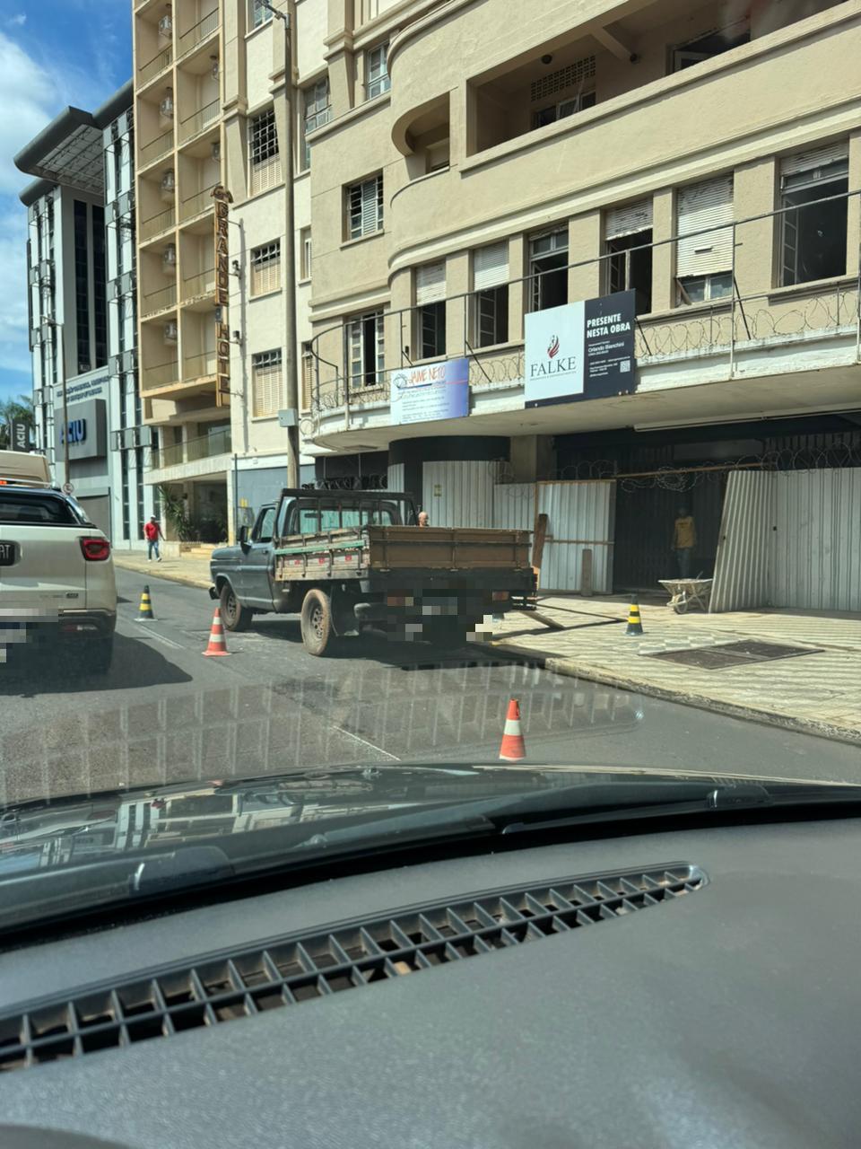 Caminhão de entulho ocupa faixa da avenida Leopoldino de Oliveira em horário de pico, causando lentidão e transtornos aos motoristas e pedestres de Uberaba (Foto/Divulgação)