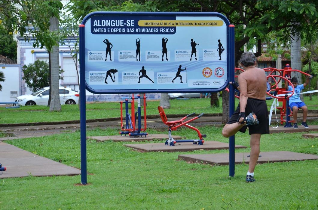 Academia ao ar livre na Praça Santa Terezinha foi inaugurada em 2015 (Foto/Divulgação PMU)