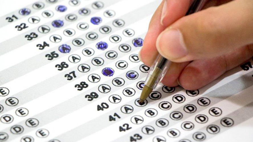 Candidatos estudam para os concursos federais de 2026, com oportunidades em órgãos como INSS, Correios e Receita Federal (Foto/Divulgação)