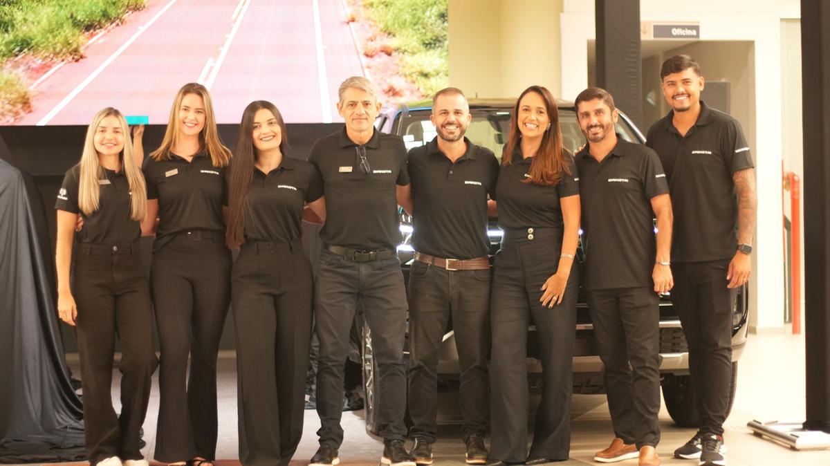 Equipe de vendas da Jeep/San Marco a postos. Nova Dakota já é um grande sucesso em Uberaba (Foto/Arquivo)