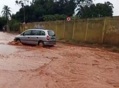 Apesar de a Aena alegar que adota as melhores práticas de infraestrutura na execução das obras do aeroporto, ruas no entorno ainda são invadidas por água e lama quando há chuva forte   (Foto/Divulgação)