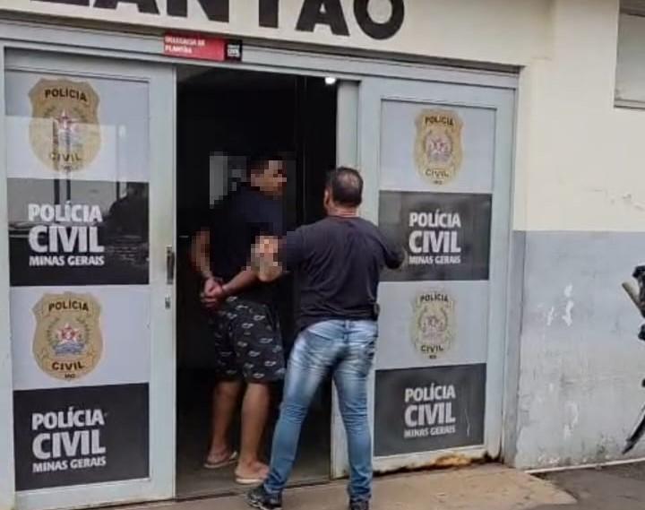 Preso de alta periculosidade entra na Delegacia de Plantão da Polícia Civil em Uberaba, onde foi cumprido o mandado de prisão; em seguida, ele foi encaminhado ao sistema prisional, ficando à disposição da Justiça do Pará (Foto/Divulgação)