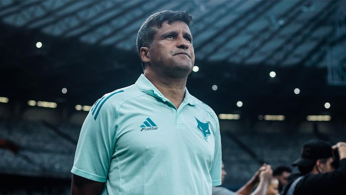 Wesley Carvalho assume o comando do Cruzeiro de forma interina enquanto o clube procura um novo treinador (Foto/Cruzeiro/Divulgação)