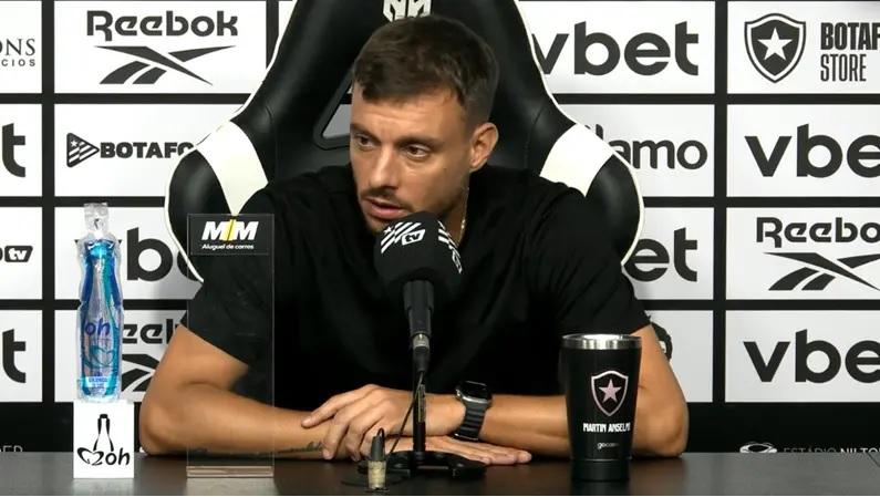 Martín Anselmi corre perigo no Botafogo. John Textor já pediu a saída do treinador (Reprodução/Botafogo TV)