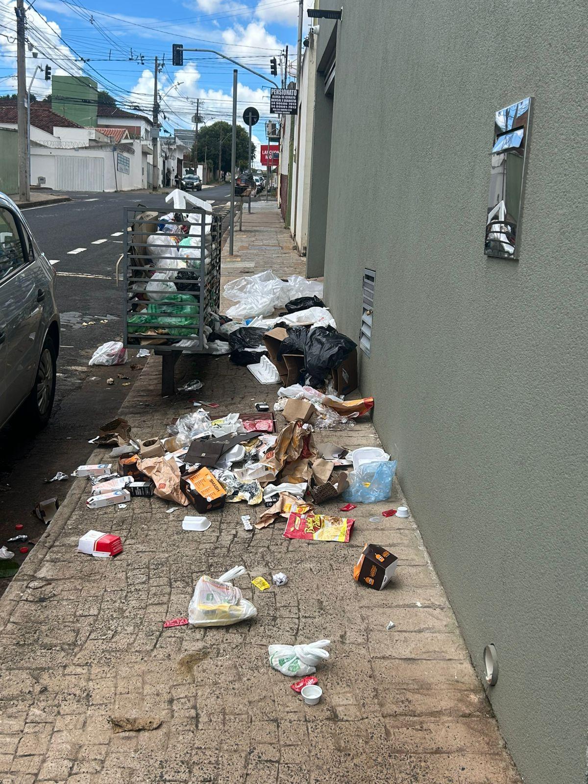 Moradores reclamam de falhas na coleta de lixo em diferentes bairros de Uberaba (Foto/Divulgação)