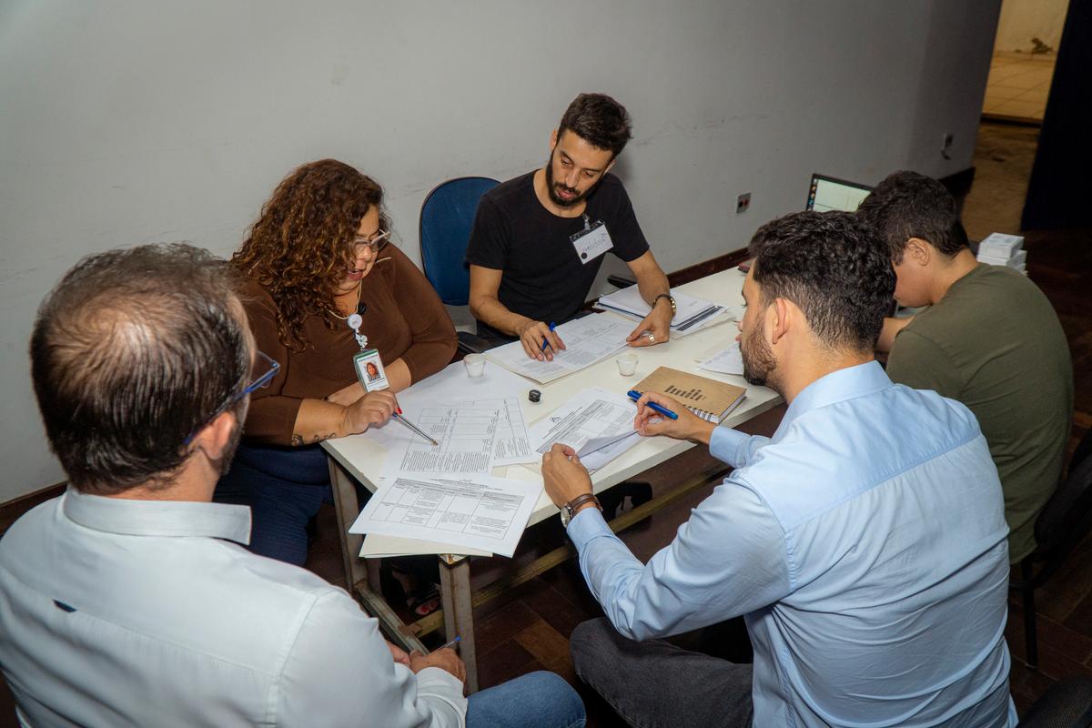 Servidores de Uberaba participam de grupo focal com pesquisadores da UFTM para aprimorar a fiscalização de contratos públicos. (Foto/Divulgação/PMU)
