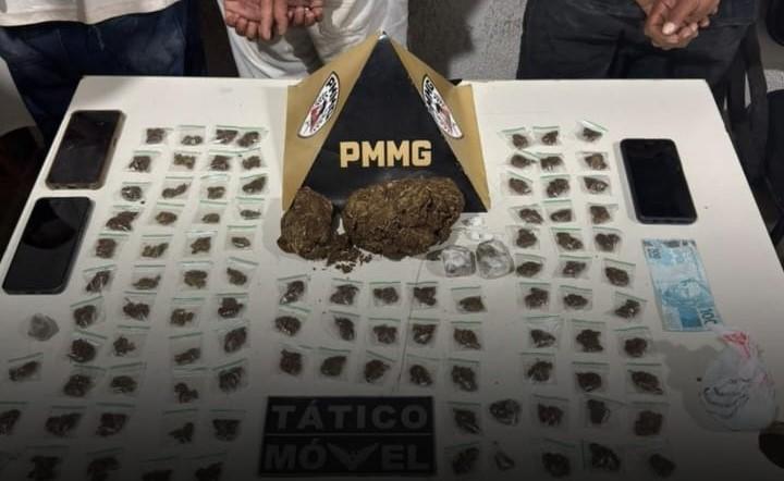 Drogas, dinheiro, celulares e materiais para fracionamento, apreendidos durante operação policial em imóvel na rua Indianópolis, no bairro São Cristóvão (Foto/Divulgação)