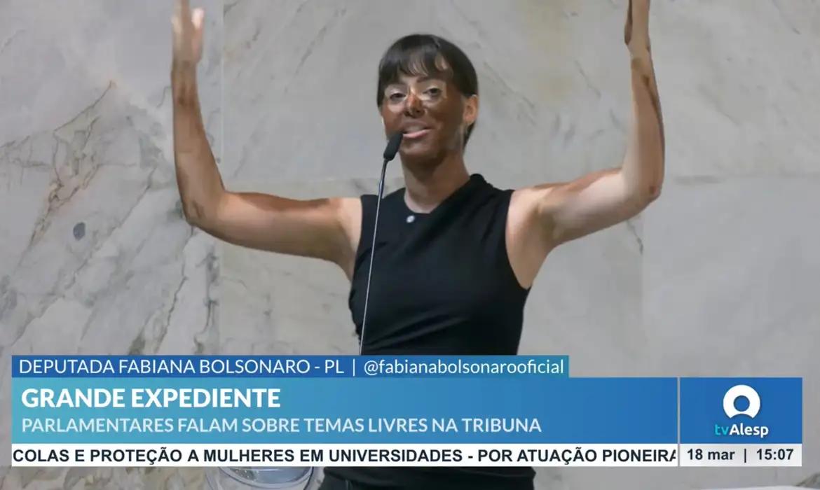 “Eu estou pintada de negra por fora. Eu me reconheço como negra. Por que então eu não posso presidir a Comissão sobre racismo, antirracista? Por que eu não posso cuidar dessa pauta? Porque eu não sou negra”, disse (Foto/Reprodução/TV Alesp)