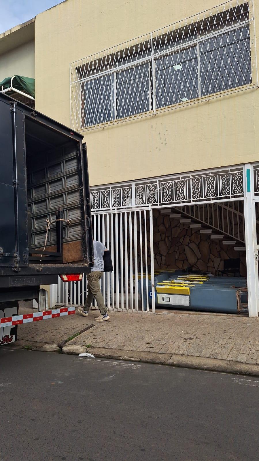 Ouvinte da Rádio JM flagrou a retirada dos equipamentos da EXP Parking na rua João Pinheiro, na região central de Uberaba, esta semana (Foto/Divulgação)