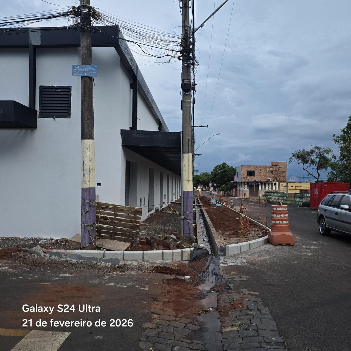Obra em recuo na rua Alceu Amâncio de Souza, no bairro Costa Telles I, levanta dúvidas sobre autorização e pode afetar o trânsito local (Foto/Divulgação)