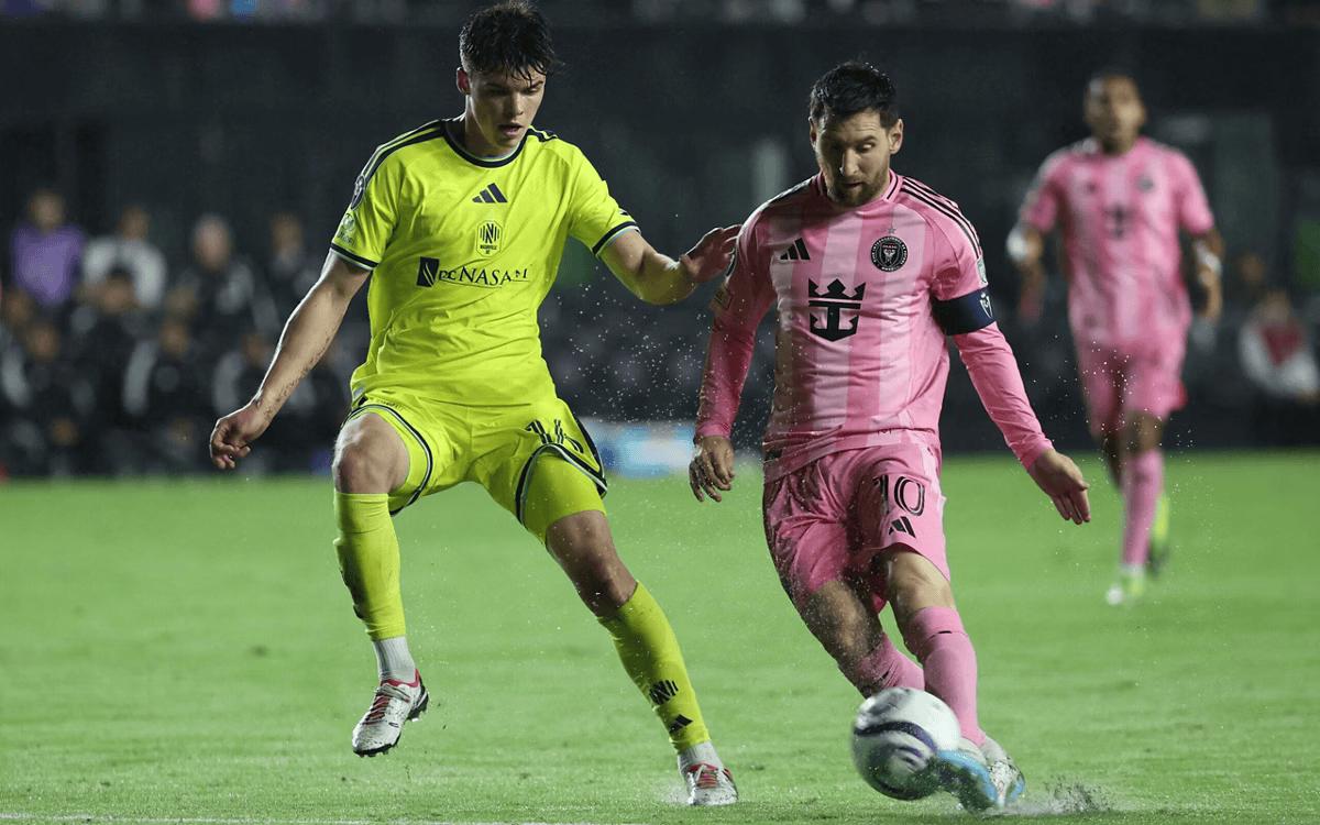 Lionel Messi finaliza pelo Inter Miami contra o Nashville pelas oitavas da Copa dos Campeões da Concacaf, no Chase Stadium, em Fort Lauderdale (Foto/Leonardo Fernandez/AFP)