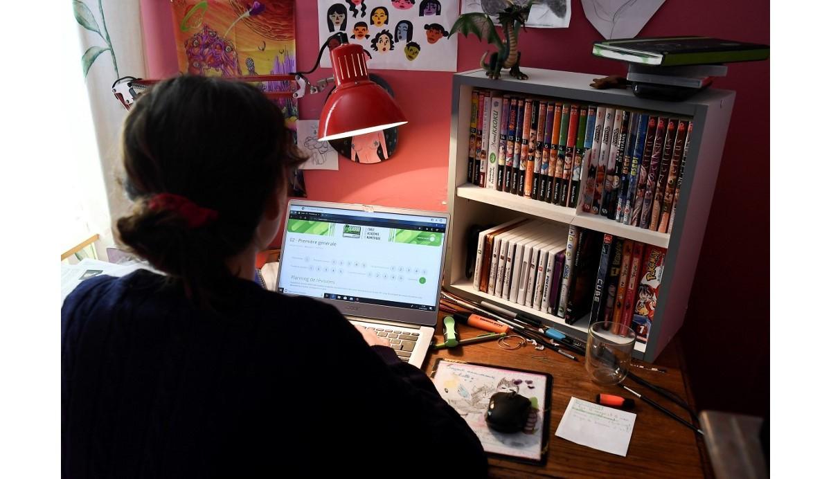 Imagem ilustrativa de jovem estudando à distância com utilização de notebook (Foto/Alain Jocard/AFP)