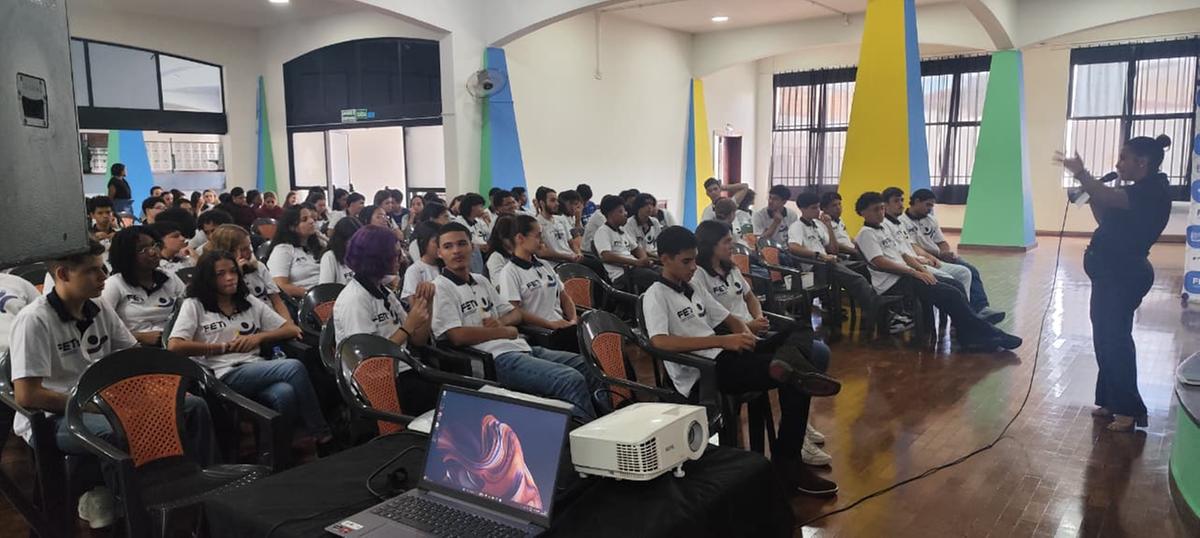 Jovens do Probem participam de palestra na Feti sobre anemia falciforme e alimentação saudável, com orientações de profissionais da saúde sobre prevenção e autocuidado. (Foto/Divulgação/PMU)