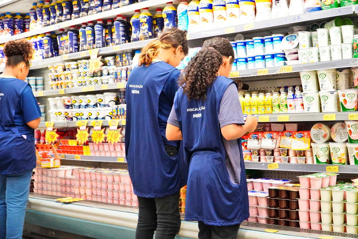 Alunos da Escola Municipal Norma Sueli Borges participam de ação de fiscalização mirim no Shopping Uberaba, aprendendo na prática sobre direitos do consumidor, como precificação, validade e cumprimento das normas nas lojas. (Foto/Divulgação/PMU)