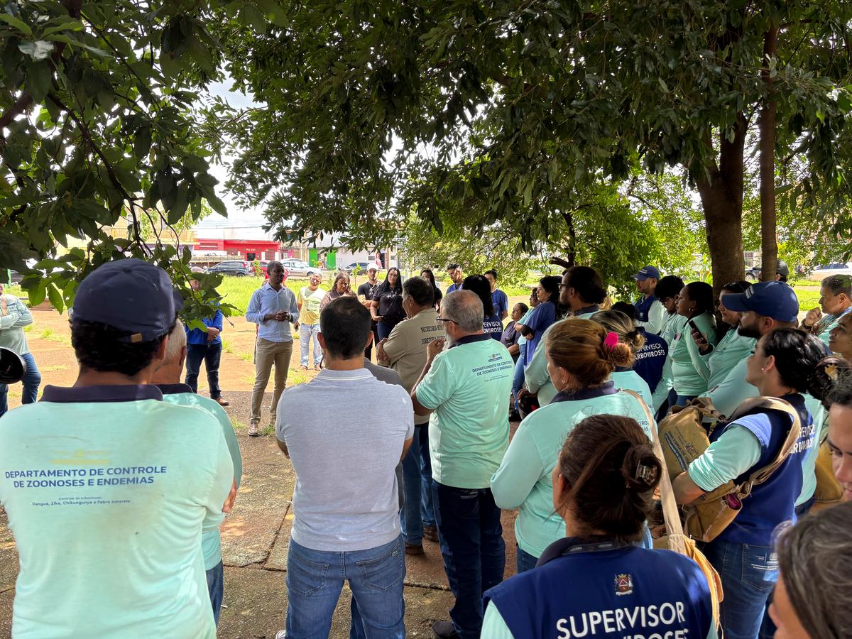Vice-prefeito Mauricinho de Sá acompanha ação no bairro Alfredo Freire e reforça pedido para que moradores recebam agentes de endemias durante força-tarefa de combate ao Aedes aegypti. (Foto/Divulgação/PMU)