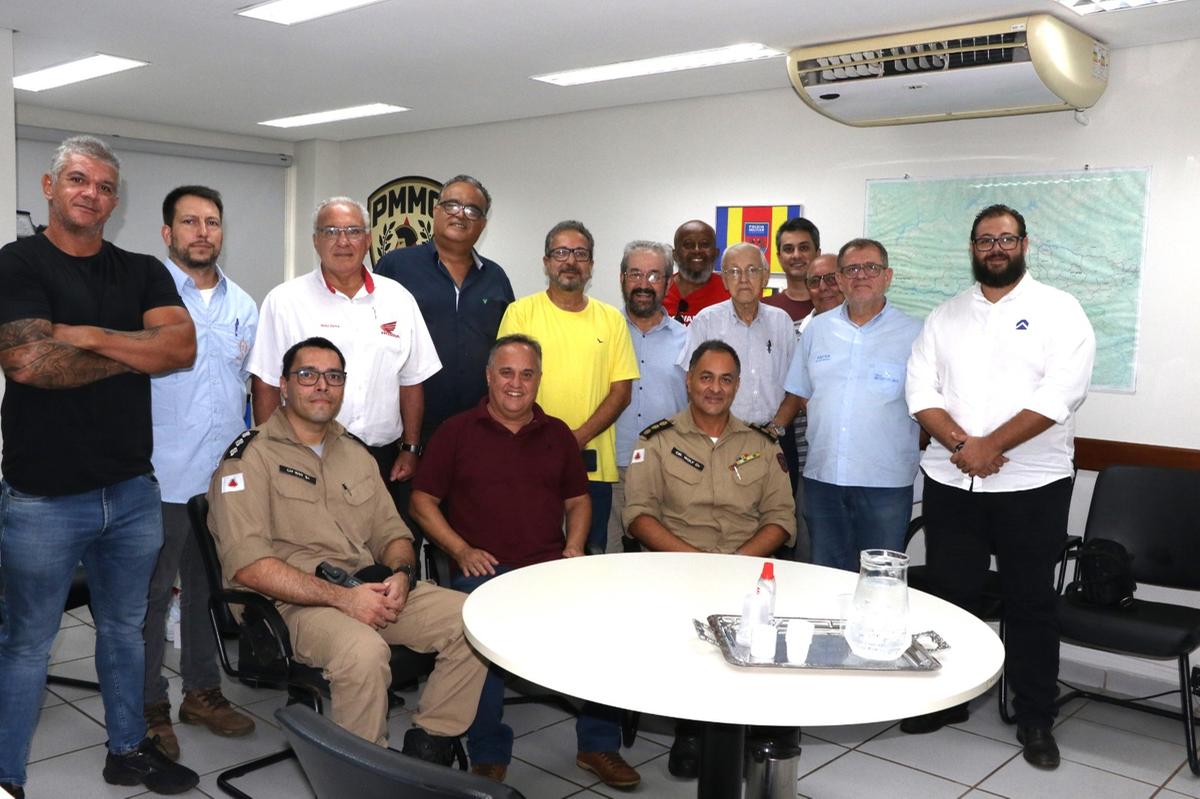 Coronel PM Rodrigo Wolf Luz, comandante da 5ªRPM, ao lado do venerável coronel PM Junior e integrantes da Loja Maçônica Estrela Uberabense, durante entrega de convite oficial (Foto/Sérgio Teixeira/5ªRPM)