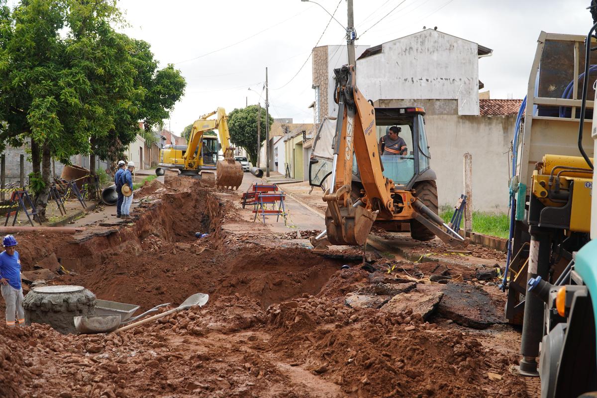 Obra na rua Adelino de Paula Leite substitui redes antigas de drenagem e esgoto no Residencial Estados Unidos, em Uberaba. (Foto/Divulgação/Codau)