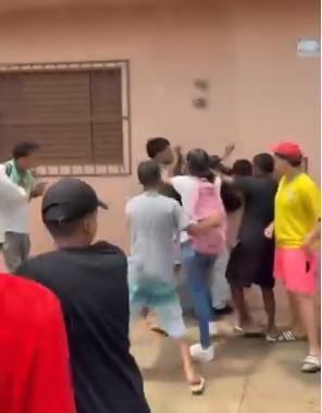 Briga entre alunos nas imediações da Escola Estadual Irmão Afonso expõe falha na formação familiar e reação distorcida da sociedade (Foto/Reprodução)