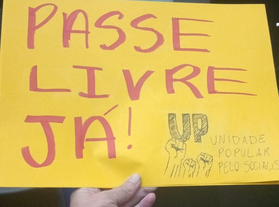 Participante da audiência Pública ontem levanta cartaz pedindo passe livre no transporte coletivo urbano de Uberaba. (Foto/Divulgação)