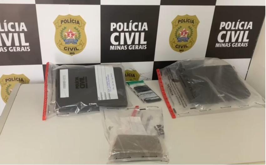 Defensivos agrícolas, equipamentos e veículo apreendidos durante operação da Polícia Civil em Fronteira. (Foto/Divulgação)