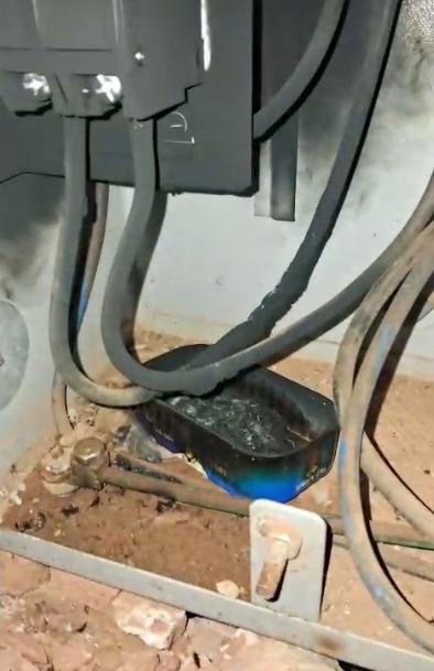 Padrão de energia danificado na chácara, na zona rural de Uberaba, onde reside a protetora de animais responsável por cerca de 60 animais, que ficaram sem fornecimento após o ataque (Foto/Divulgção)