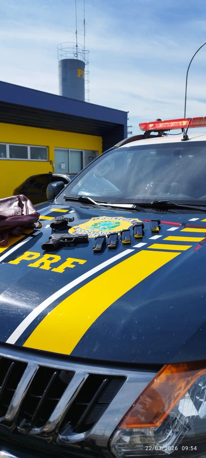 Foram encontrados uma pistola Taurus G2C 9MM, com 5 carregadores e 22 munições (Foto/Divulgação PRF)