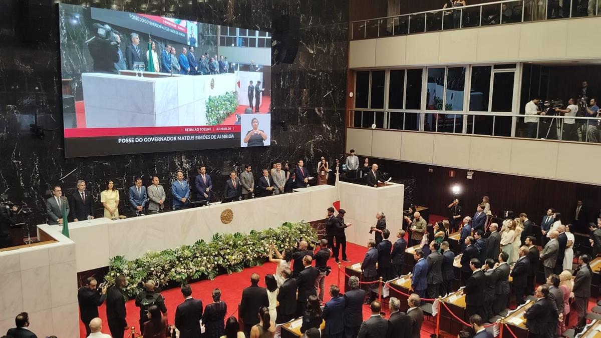 O governador Mateus Simões (PSD) tomou posse neste domingo (22/03) no cargo em cerimônia na Assembleia (Foto/Leonardo Augusto)