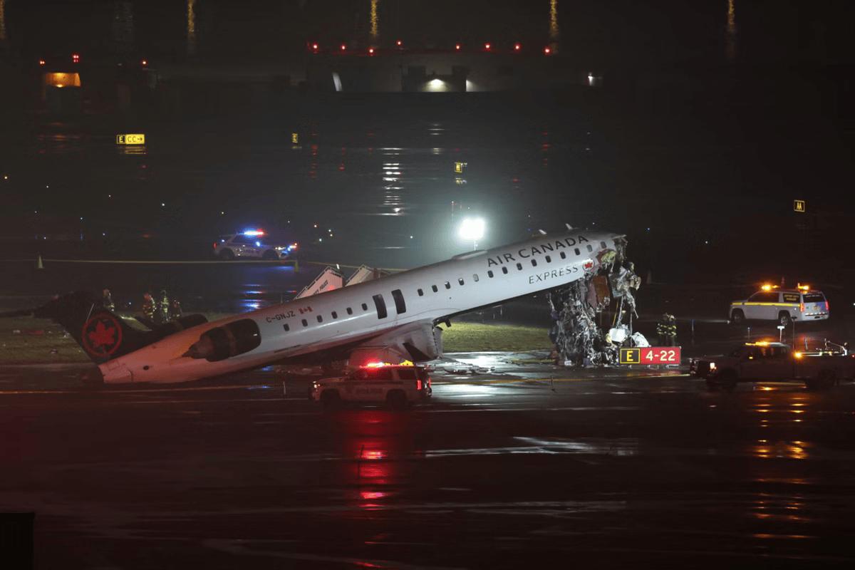 A aeronave, um modelo CRJ-900 operado pela Jazz Aviation, transportava 72 passageiros e quatro tripulantes em voo procedente de Montreal (Foto/ANGELA WEISS/AFP)