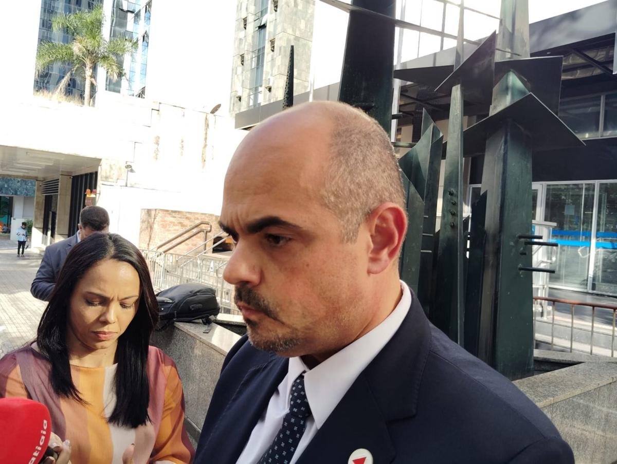 Mateus Simões deu entrevista à imprensa em frente ao TRF-6. (Foto/Leonardo Augusto/O Tempo)