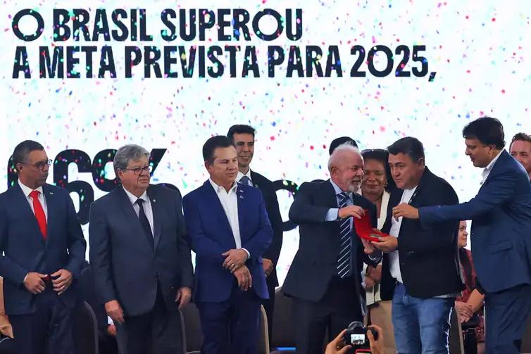 O presidente da República, Luiz Inácio Lula da Silva, participa da cerimônia de premiação da 2ª edição do Selo Nacional Compromisso com a Alfabetização. (Foto/Valter Campanato/Agência Brasil)