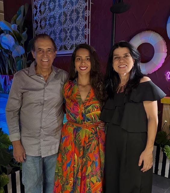 O dia de hoje é de celebração para Eleiçon Mariano, que comemora mais um ano de vida. O aniversariante é alvo do carinho especial da esposa, Ana, e da filha Amanda. Parabéns! (Foto/Arquivo pessoal)