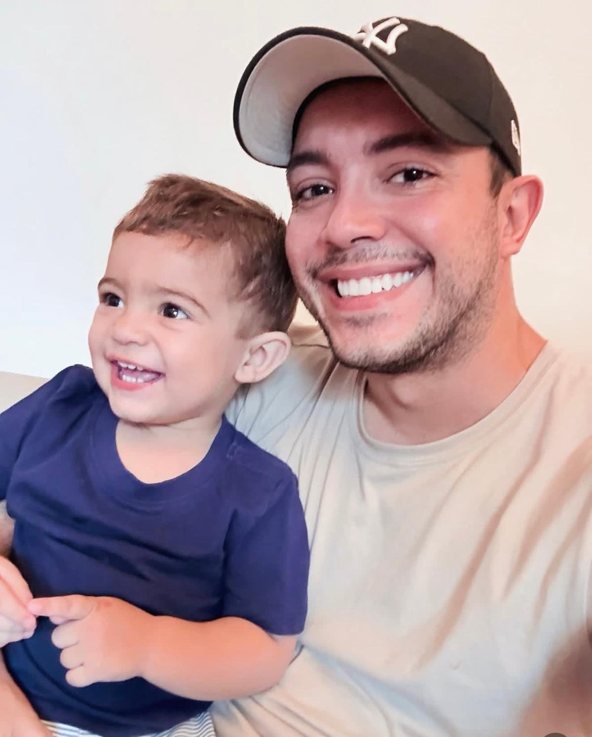 Ontem, as felicitações foram para Heli Andrade Júnior, pelo seu aniversário. Ele posa para a coluna acompanhado do filho, o fofo Arthur (Foto/Arquivo pessoal)