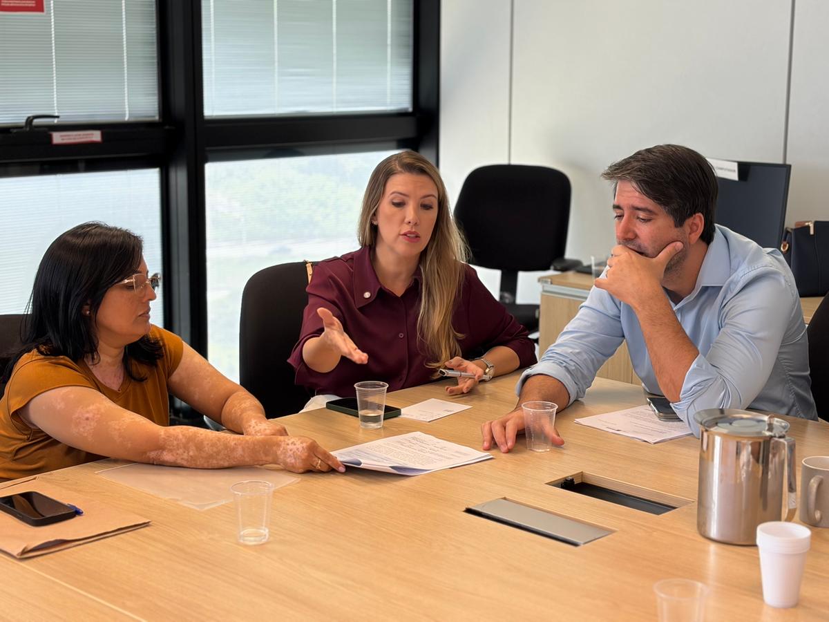 Prefeita Elisa Araújo e secretária de Saúde, Valdilene Rocha, reuniram-se em Belo Horizonte com o secretário estadual Fábio Baccheretti. (Foto/Divulgação)